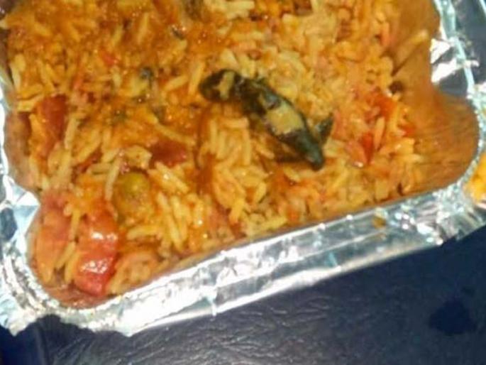 A dead lizard found in biryani served to railway passengers | रेल्वेमधील बिर्याणीमध्ये सापडली मृत पाल, सुरेश प्रभूंना ट्विट करताच कारवाई A dead lizard found in biryani served to railway passengers | रेल्वेमधील बिर्याणीमध्ये सापडली मृत पाल, सुरेश प्रभूंना ट्विट करताच कारवाई
